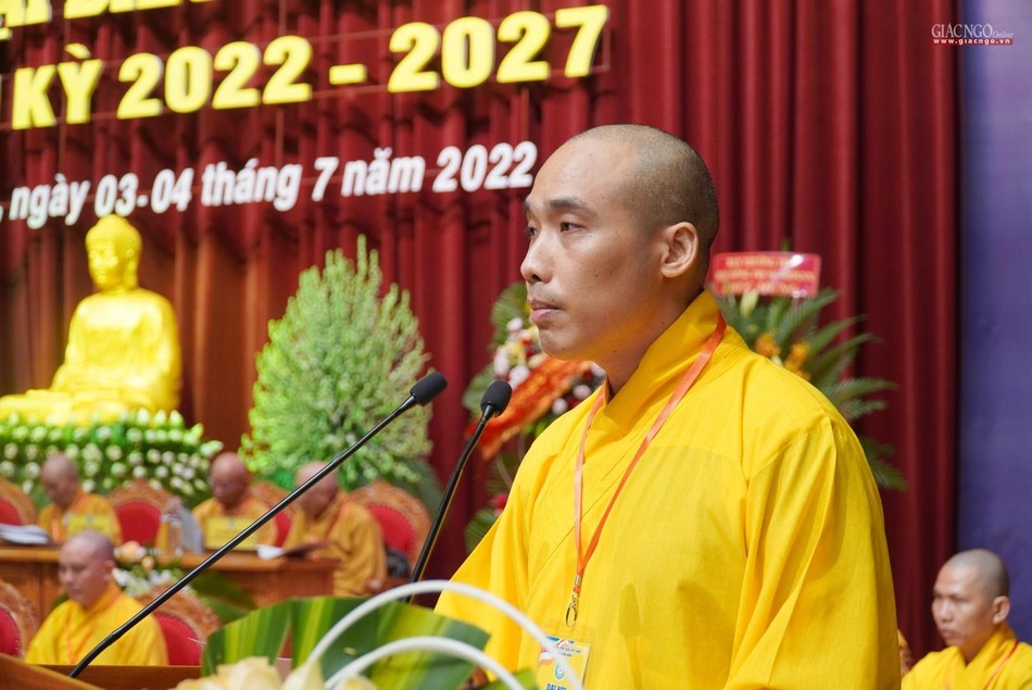 Đại đức Thích Quảng Thái, Phó Thư ký, Chánh Văn phòng Ban Trị sự GHPGVN tỉnh đọc phương hướng công tác Phật sự nhiệm kỳ VII (2022-2027)