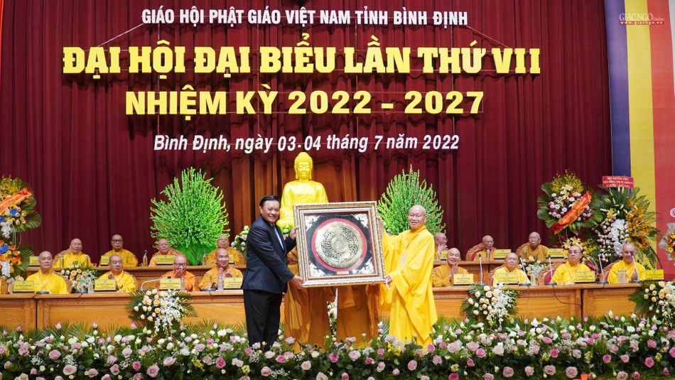 Ông Lê Kim Toàn, Phó Bí thư Thường trực Tỉnh ủy, Trưởng đoàn, đoàn Đại biểu Quốc hội tỉnh Bình Định tặng quà chúc mừng đến tân Ban Trị sự GHPGVN tỉnh Bình Định nhiệm kỳ 2022-2027
