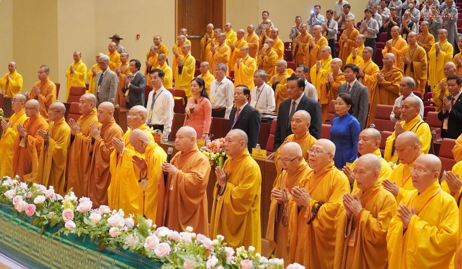 Niệm Phật cầu gia hộ, chào Quốc kỳ, đạo kỳ