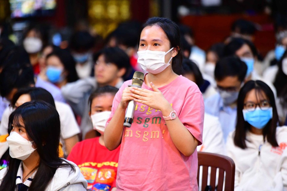 Các bạn học sinh đặt câu hỏi về cần chuẩn bị những gì cần thiết trong thi cử Các bạn học sinh đặt câu hỏi về cần chuẩn bị những gì cần thiết trong thi cử