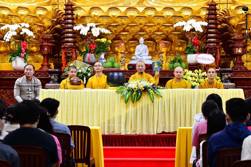 Thượng tọa Thích Nhật Từ chia sẻ đến các bạn học sinh Thượng tọa Thích Nhật Từ chia sẻ đến các bạn học sinh