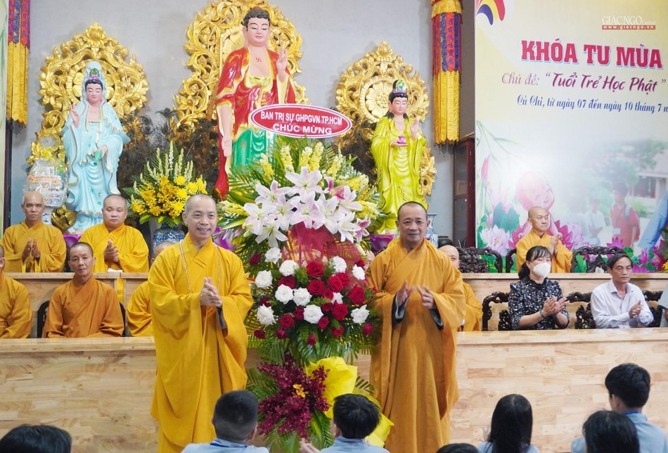 Thượng tọa Thích Quang Thạnh trao lẵng hoa chúc mừng của Ban Trị sự Phật giáo TP.HCM đến Thượng tọa Thích An Thường Thượng tọa Thích Quang Thạnh trao lẵng hoa chúc mừng của Ban Trị sự Phật giáo TP.HCM đến Thượng tọa Thích An Thường