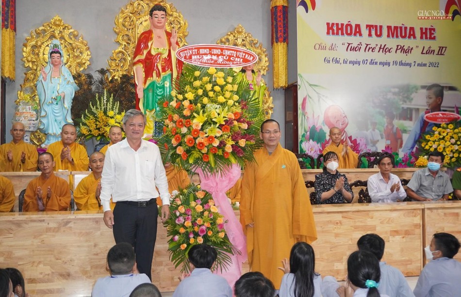 Đại đức Thích Thiện Tâm, Phó Thường trực Ban Trị sự GHPGVN huyện Củ Chi đón nhận lẵng hoa chúc mừng của chính quyền huyện, do ông Dương Văn Duyên, Trưởng ban Dân vận Huyện ủy huyện Củ Chi trao tặng Đại đức Thích Thiện Tâm, Phó Thường trực Ban Trị sự GHPGVN huyện Củ Chi đón nhận lẵng hoa chúc mừng của chính quyền huyện, do ông Dương Văn Duyên, Trưởng ban Dân vận Huyện ủy huyện Củ Chi trao tặng