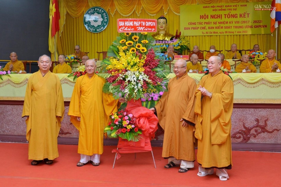 Ban Tổ chức đón nhận hoa chúc mừng của Ban Hoằng pháp Trung ương