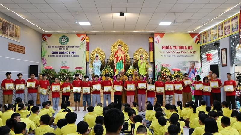 Tình nguyện viên nhận giấy khen của Ban Tổ chức