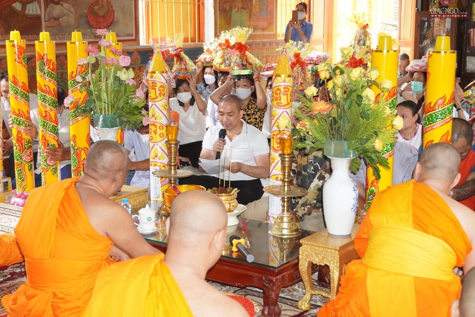 Phật tử tác bạch dâng y tại chánh điện Phật tử tác bạch dâng y tại chánh điện