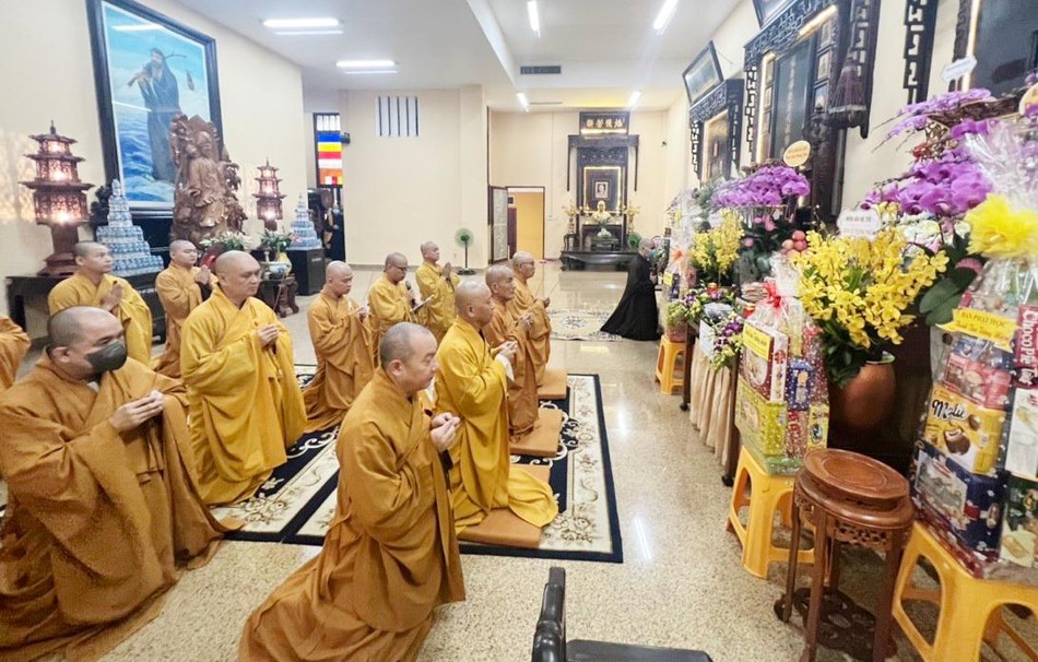 Chư tôn đức Phật giáo quận 3 thành kính dâng hương tưởng niệm - Ảnh:PT Chư tôn đức Phật giáo quận 3 thành kính dâng hương tưởng niệm - Ảnh:PT