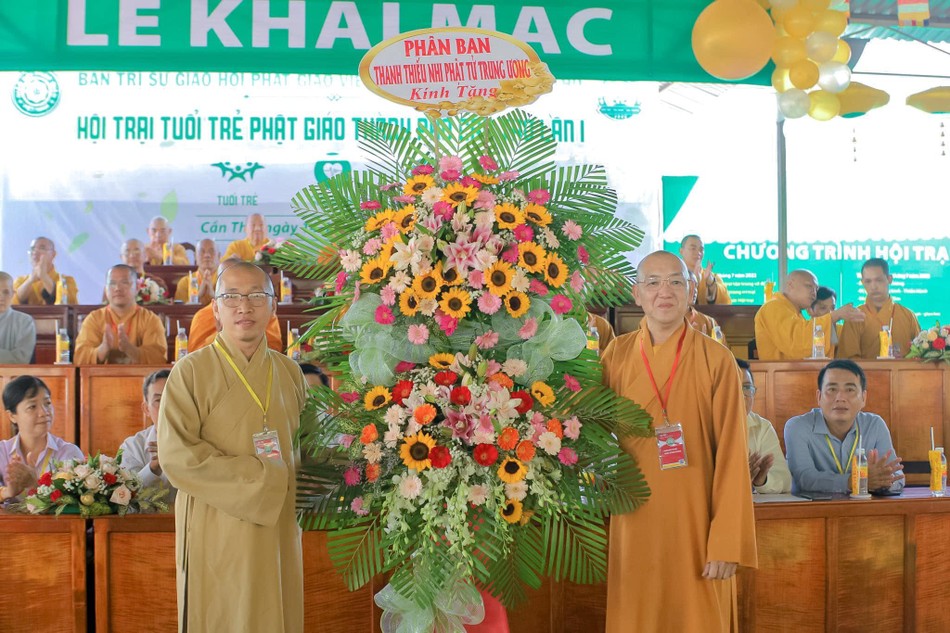 Thượng tọa Thích Bình Tâm nhận lẵng hoa chúc mừng của Phân ban Thanh Thiếu Nhi Phật tử Trung ương Thượng tọa Thích Bình Tâm nhận lẵng hoa chúc mừng của Phân ban Thanh Thiếu Nhi Phật tử Trung ương