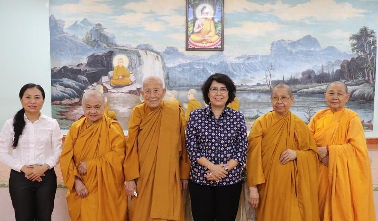 Trước đó, ngày 23-6, bà Tô Thị Bích Châu, Ủy viên Ban Thường vụ Thành ủy TP.HCM, Chủ tịch Ủy ban MTTQVN TP.HCM, cùng thành viên đoàn đã tới thăm trường hạ Ngọc Phương - Ảnh: Ban TTHPKS