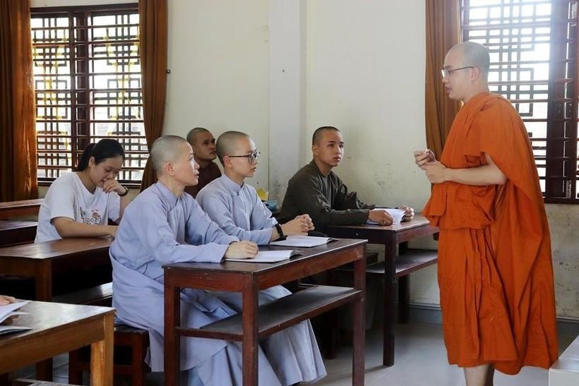 Toàn cảnh lớp luyện thi miễn phí môn Ngữ văn do sư thầy Minh Giải đứng lớp Toàn cảnh lớp luyện thi miễn phí môn Ngữ văn do sư thầy Minh Giải đứng lớp