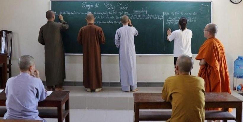 Sư thầy và các học viên cùng nhau giải bài Sư thầy và các học viên cùng nhau giải bài