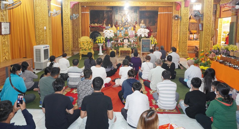 Lễ bái Tam bảo trước khi bắt đầu lễ tưởng niệm Lễ bái Tam bảo trước khi bắt đầu lễ tưởng niệm