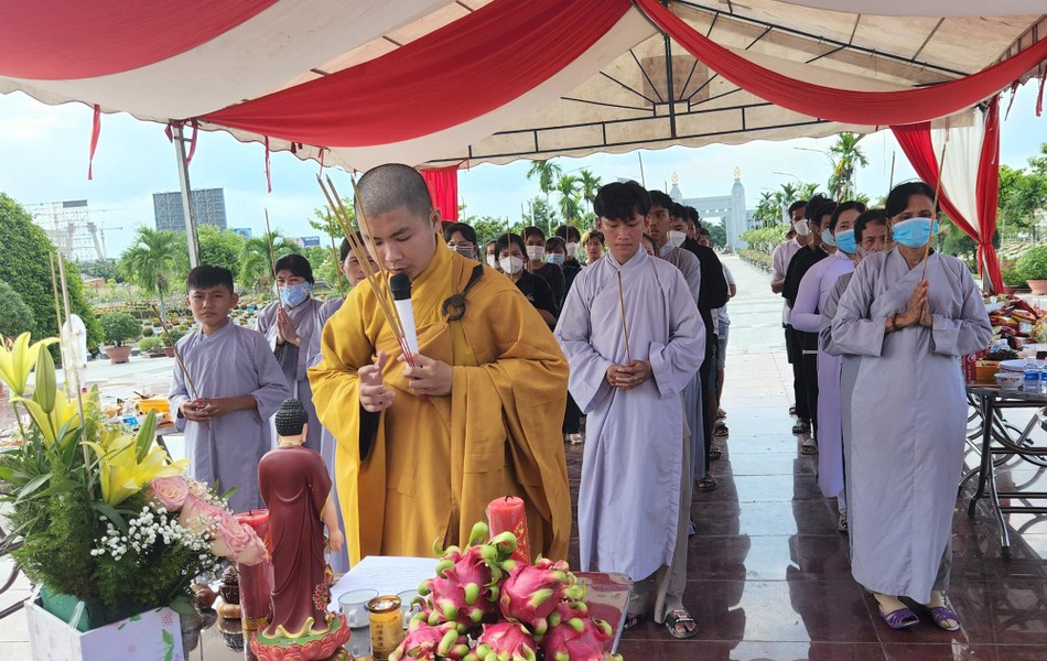 Đại đức Thích Trí Thanh và Phật tử thực hiện khóa lễ cúng thí thực