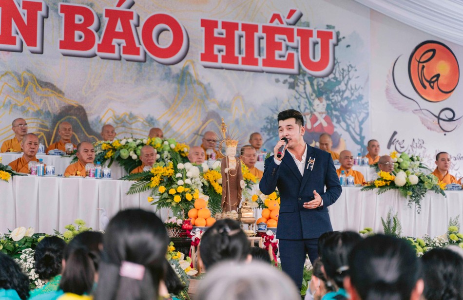 Ca sĩ Ưng Hoàng Phúc trình bày ca khúc "Gánh con gánh cả cuộc đời" Ca sĩ Ưng Hoàng Phúc trình bày ca khúc "Gánh con gánh cả cuộc đời"