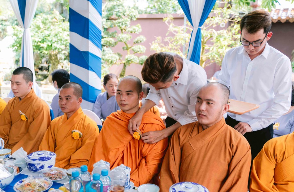 Lễ cài hoa hồng Lễ cài hoa hồng