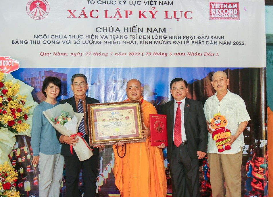 Xác lập kỷ lục "Ngôi chùa thực hiện và trang trí đèn lồng hình Phật đản sanh bằng thủ công với số lượng nhiều nhất, kính mừng Đại lễ Phật đản Phật lịch 2566” Xác lập kỷ lục "Ngôi chùa thực hiện và trang trí đèn lồng hình Phật đản sanh bằng thủ công với số lượng nhiều nhất, kính mừng Đại lễ Phật đản Phật lịch 2566”