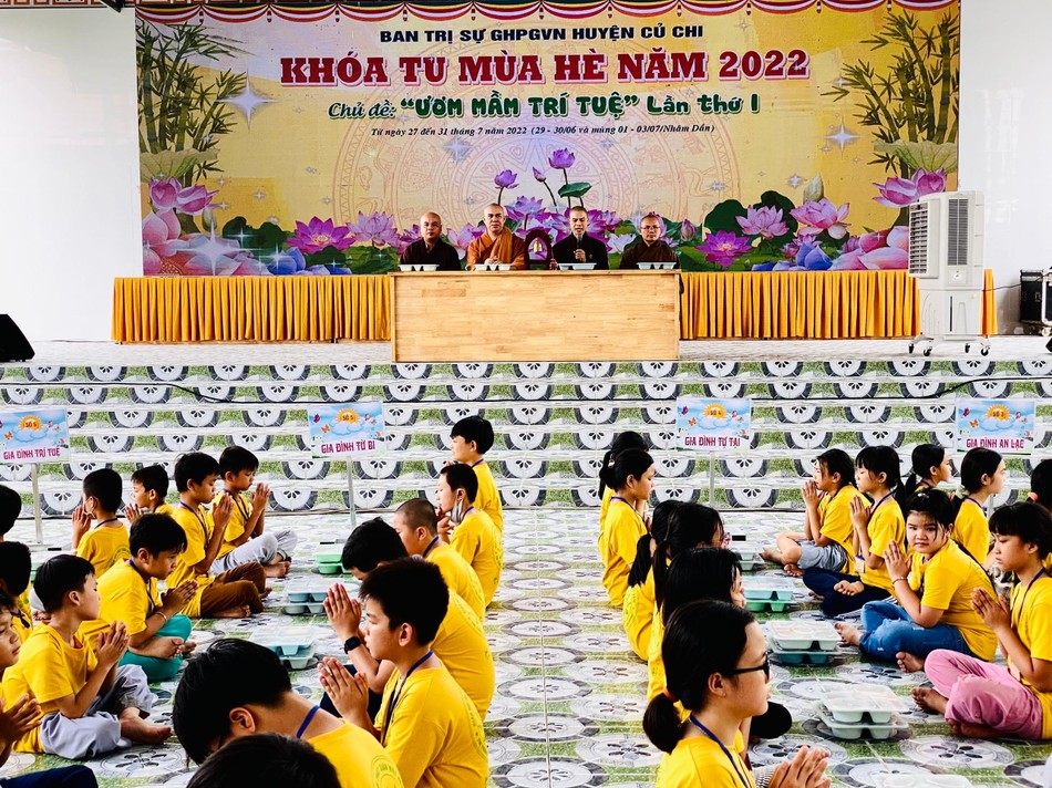 Tập dùng cơm trong chánh niệm và biết ơn Tập dùng cơm trong chánh niệm và biết ơn