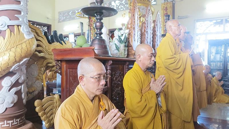 Chư tôn đức chứng minh dâng hương, đảnh lễ Tam bảo