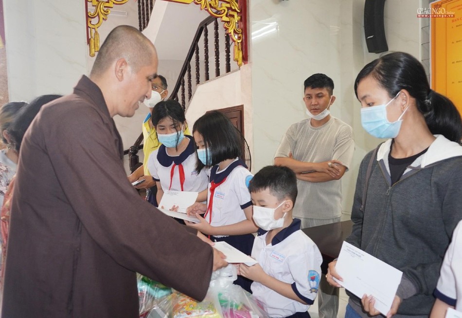 Mỗi suất quà gồm có tiền mặt và quà trị giá trên 2 triệu đồng Mỗi suất quà gồm có tiền mặt và quà trị giá trên 2 triệu đồng