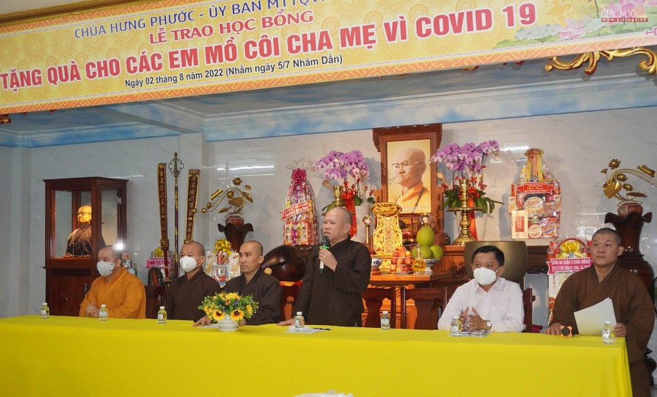 Thượng tọa Thích Minh Nghĩa phát biểu tại buổi trao quà sáng nay 2-8 tại chùa Hưng Phước Thượng tọa Thích Minh Nghĩa phát biểu tại buổi trao quà sáng nay 2-8 tại chùa Hưng Phước