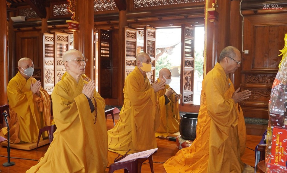 Chư tôn đức trong khóa lễ Phật tại chánh điện