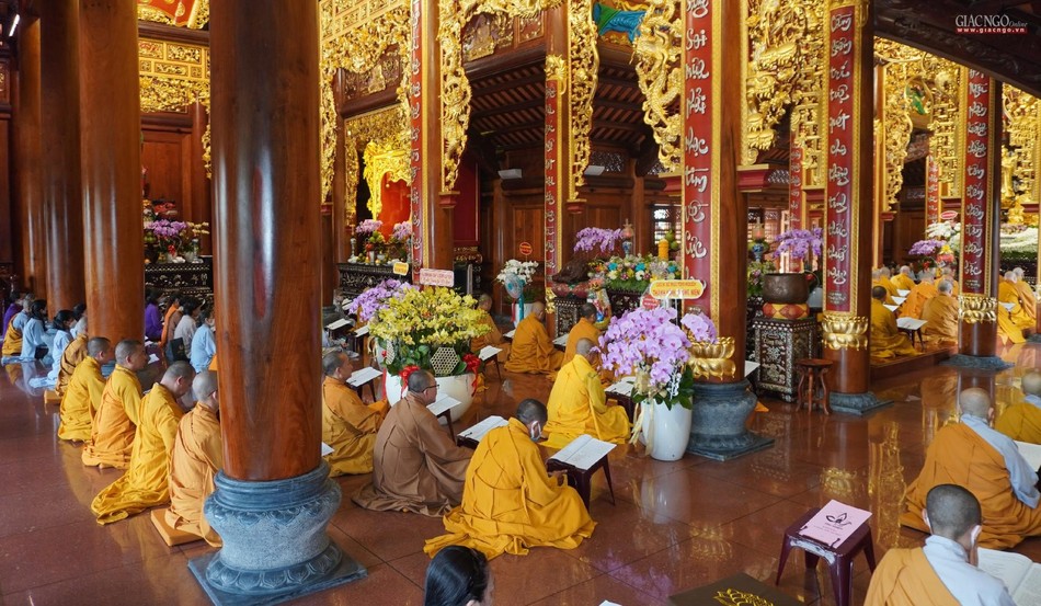 Chư Tăng Ni và Phật tử trong khóa tụng kinh cầu nguyện tại Phật điện