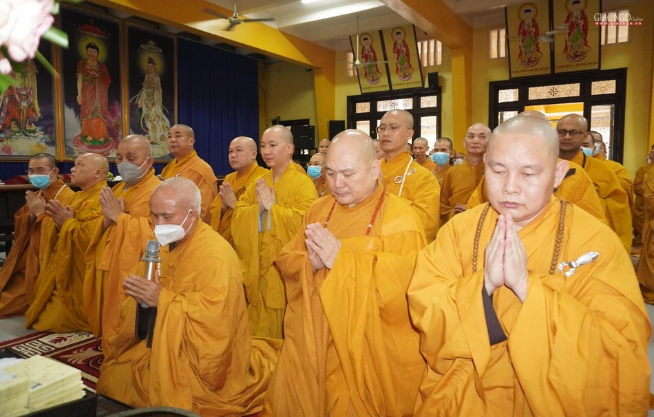 Thượng tọa Thích Giác Dũng tác bạch tạ pháp an cư