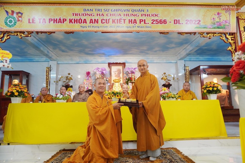 Thay mặt Ban Thường trực Ban Trị sự GHPGVN TP.HCM, Thượng tọa Thích Thiện Quý trao chứng điệp an cư đến Ban Chức sự Thay mặt Ban Thường trực Ban Trị sự GHPGVN TP.HCM, Thượng tọa Thích Thiện Quý trao chứng điệp an cư đến Ban Chức sự