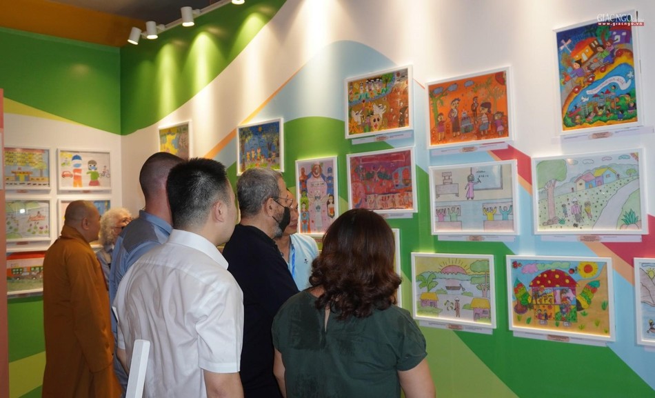 Triển lãm tranh của trẻ yếu thế và tranh nghệ thuật - gây quỹ từ thiện tại chùa Vĩnh Nghiêm diễn ra từ ngày 22-7 đến 31-8 Triển lãm tranh của trẻ yếu thế và tranh nghệ thuật - gây quỹ từ thiện tại chùa Vĩnh Nghiêm diễn ra từ ngày 22-7 đến 31-8