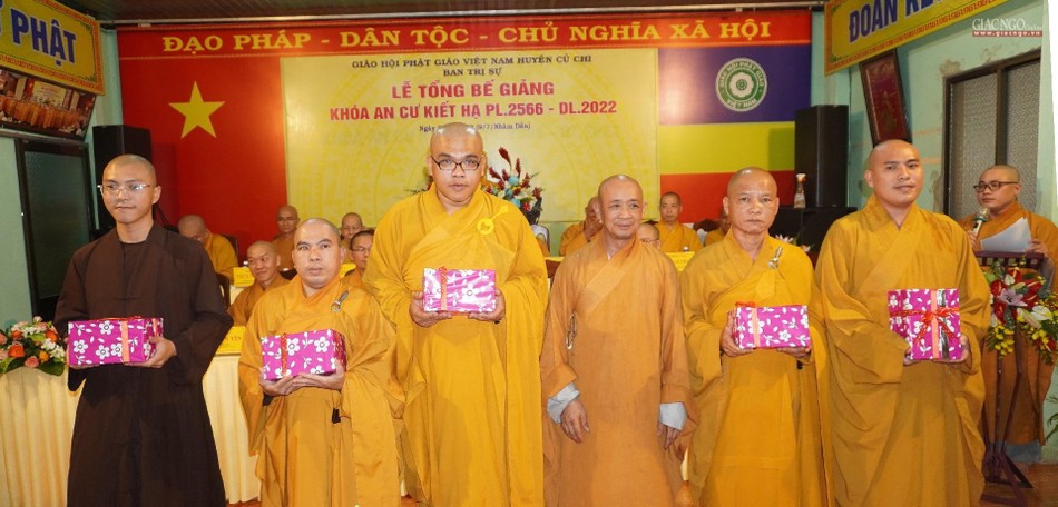 Thượng tọa Thích An Thường trao phần thưởng đến chư Tăng an cư tại chùa Pháp Thành Thượng tọa Thích An Thường trao phần thưởng đến chư Tăng an cư tại chùa Pháp Thành