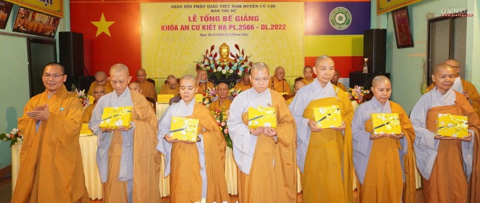 Đại đức Thích Thiện Tâm, Phó Thường trực Ban Trị sự GHPGVN huyện Củ Chi trao phần thưởng đến chư Ni an cư tại trường hạ chùa Di Đà Đại đức Thích Thiện Tâm, Phó Thường trực Ban Trị sự GHPGVN huyện Củ Chi trao phần thưởng đến chư Ni an cư tại trường hạ chùa Di Đà