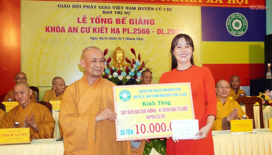 Chư tôn đức Ban Tổ chức khóa An cư kiết hạ Phật lịch 2566 trao ủng hộ Quỹ "Vì biển đảo quê hương - Vì tuyến đầu tổ quốc" Chư tôn đức Ban Tổ chức khóa An cư kiết hạ Phật lịch 2566 trao ủng hộ Quỹ "Vì biển đảo quê hương - Vì tuyến đầu tổ quốc"