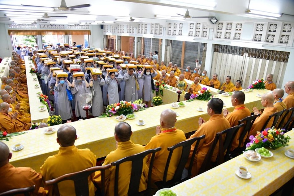 Phật tử trang nghiêm thành kính Phật tử trang nghiêm thành kính