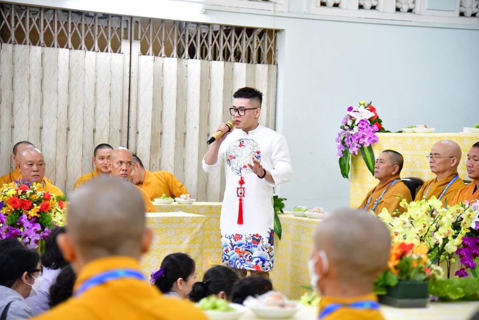 Bài hát "Lòng mẹ" được Phật tử trình bày trong lễ Vu lan Bài hát "Lòng mẹ" được Phật tử trình bày trong lễ Vu lan