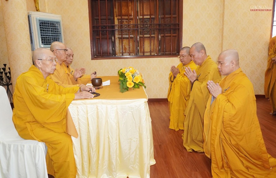 Chư tôn đức tác bạch Tự tứ