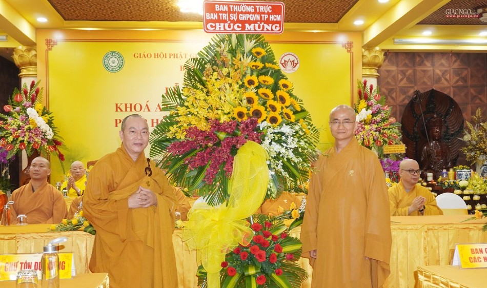 Thượng tọa Thích Thiện Bửu đón nhận lẵng hoa chúc mừng của Ban Trị sự GHPGVN TP.HCM do Thượng tọa Thích Thiện Quý trao tặng Thượng tọa Thích Thiện Bửu đón nhận lẵng hoa chúc mừng của Ban Trị sự GHPGVN TP.HCM do Thượng tọa Thích Thiện Quý trao tặng