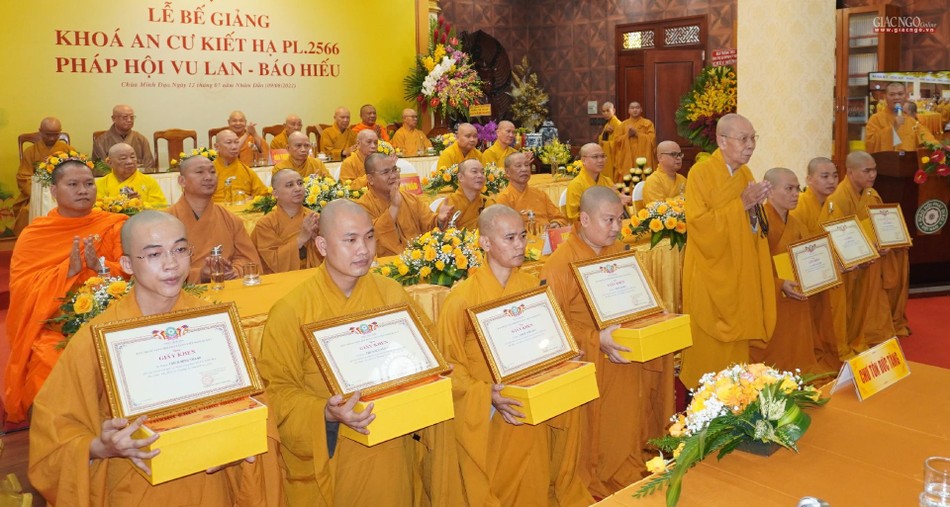 Hòa thượng Thích Thiện Đức trao phần thưởng đến hành giả đạt thành tích suất sắc trong mùa An cư kiết hạ Phật lịch 2566 Hòa thượng Thích Thiện Đức trao phần thưởng đến hành giả đạt thành tích suất sắc trong mùa An cư kiết hạ Phật lịch 2566