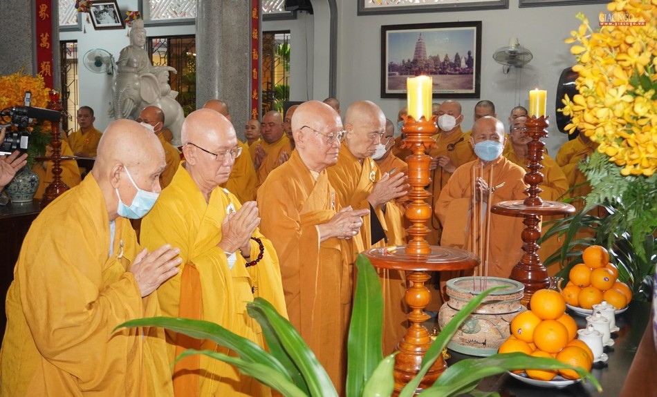 Chư tôn đức thực hiện nghi thức an vị chư hương linh, đồng bào và lực lượng tuyến đầu chống dịch tử vong do đại dịch Covid-19 tại chùa Huỳnh Kim Chư tôn đức thực hiện nghi thức an vị chư hương linh, đồng bào và lực lượng tuyến đầu chống dịch tử vong do đại dịch Covid-19 tại chùa Huỳnh Kim