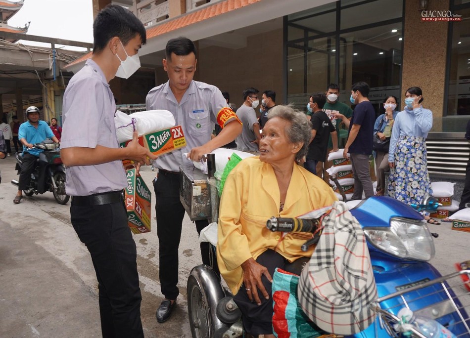 Các bạn Gia đình Phật tử Vĩnh Nghiêm hỗ trợ những người khuyết tật nhận quà Các bạn Gia đình Phật tử Vĩnh Nghiêm hỗ trợ những người khuyết tật nhận quà