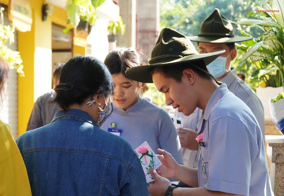 Các bạn Gia đình Phật tử Xá Lợi giới thiệu về ý nghĩa cài hoa hồng Vu lan đến Phật tử