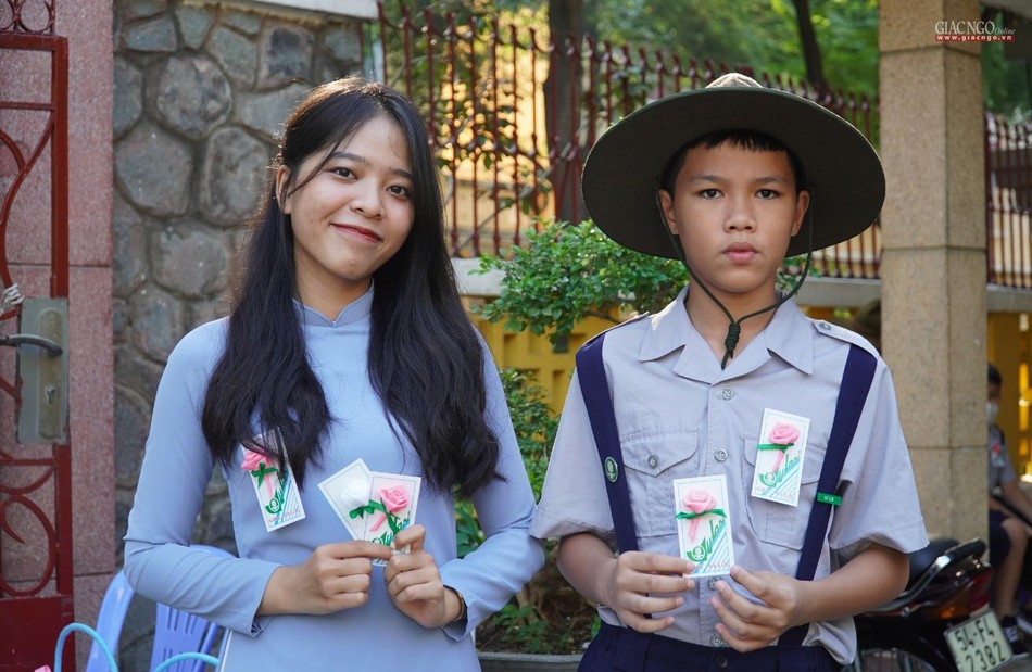 Hoa hồng được anh chị em Gia đình Phật tử Xá Lợi tự tay làm từng bông hoa dâng lên cúng dường mùa Hiếu hạnh