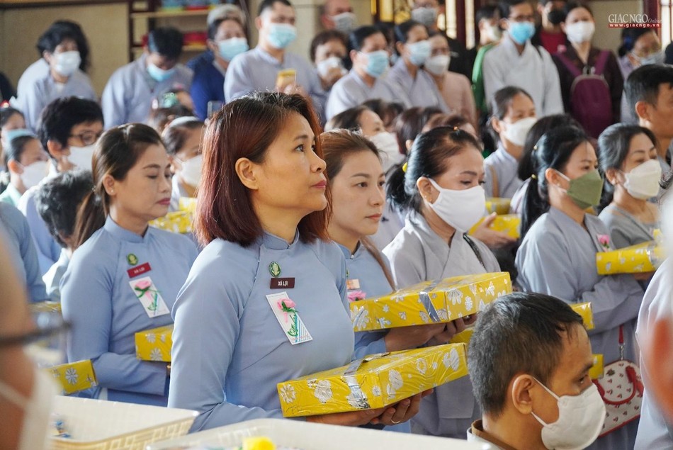 Thành kính dâng y