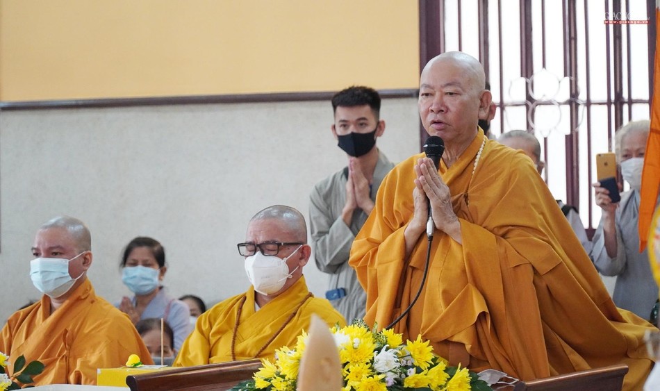 Hòa thượng Thích Đồng Bổn đại diện chư tôn đức hành giả thọ nhận cúng dường của Phật tử