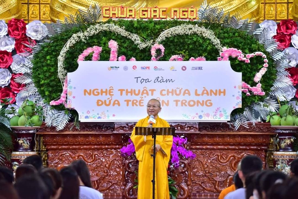 Thượng tọa Thích Nhật Từ, trụ trì chùa Giác Ngộ phát biểu khai mạc
