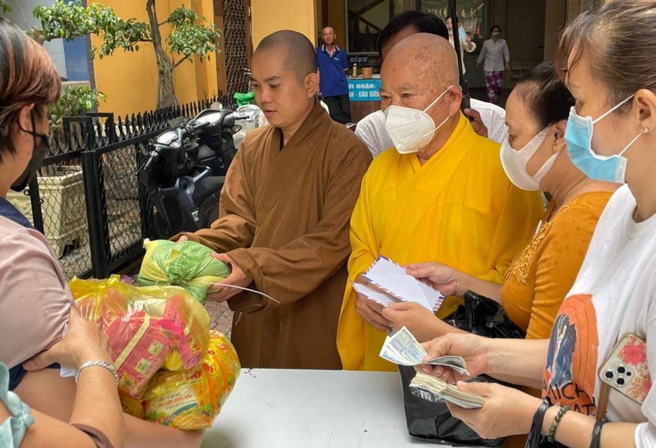 Tặng quà và tiền mặt đến bà con khó khăn mùa Vu lan Tặng quà và tiền mặt đến bà con khó khăn mùa Vu lan