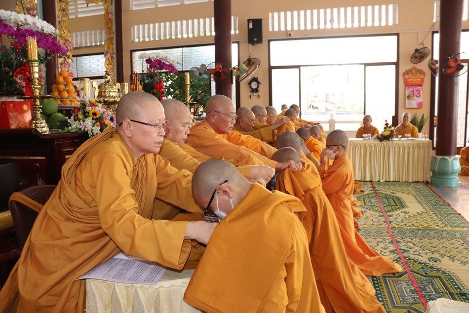 Giới tử Sa-di thọ nhận y Giới tử Sa-di thọ nhận y