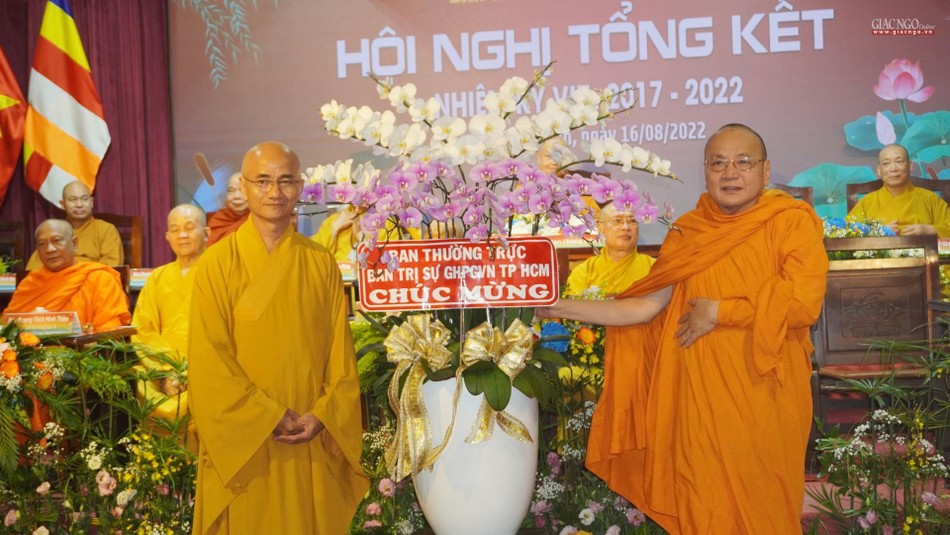 Thượng tọa Thích Thiện Quý, Phó ban kiêm Chánh Thư ký Ban Trị sự GHPGVN TP.HCM trao lẵng hoa chúc mừng Thượng tọa Thích Thiện Quý, Phó ban kiêm Chánh Thư ký Ban Trị sự GHPGVN TP.HCM trao lẵng hoa chúc mừng