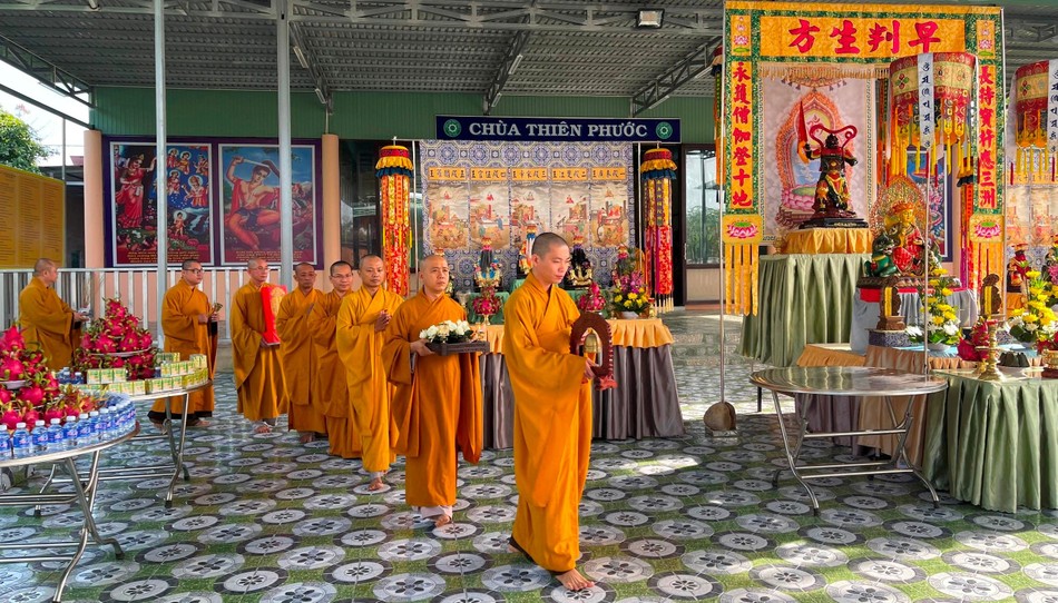 Rước chư hương linh về chùa Thiên Phước