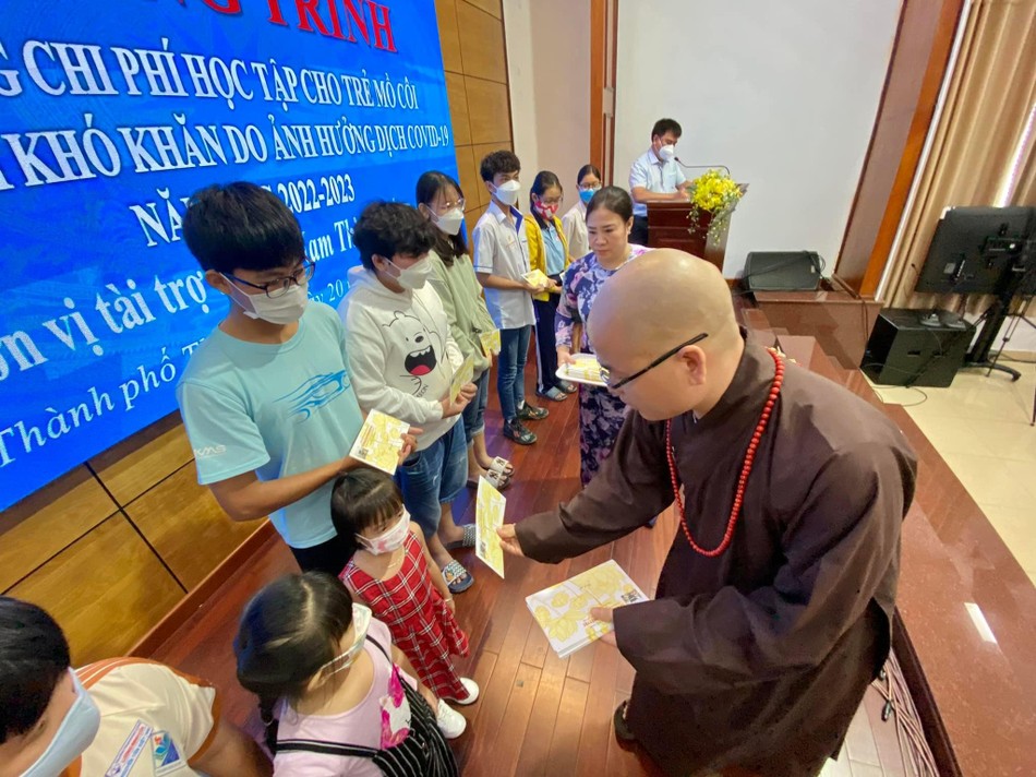 Đại đức Thích Minh Đạo, trụ trì chùa Nam Thiên Nhất Trụ (TP.Thủ Đức) trao tặng các suất học bổng đến các em