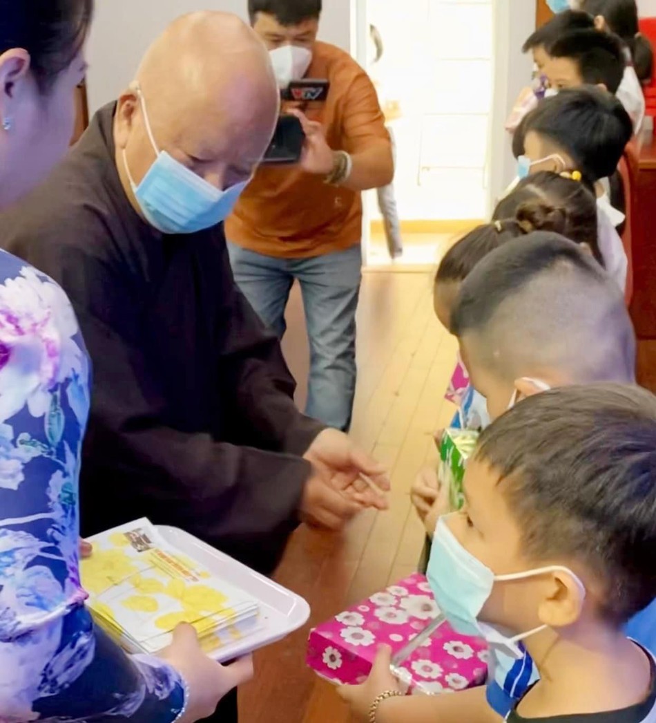 Hòa thượng Thích Thiện Minh trao quà đền các em tại Hội trưởng Ủy ban Nhân dân TP.Thủ Đức